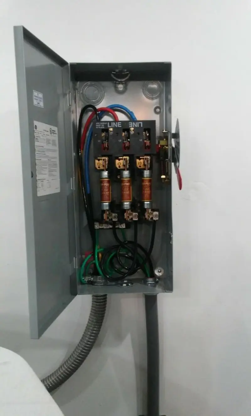 Three-phase disconnect switch installed for Smoke Detector Installation in Ville Platte